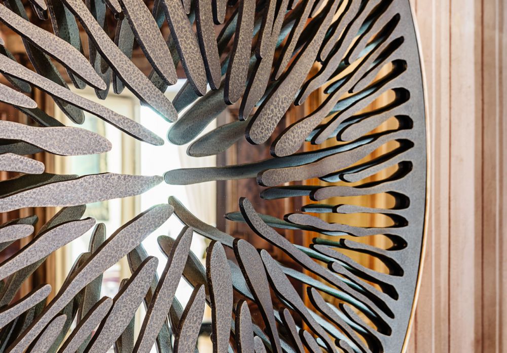 PUPIL V Detail - Sculptural mirror : Satinated Aluminium - Liquid bronze - Brass - Bronze velvet finish